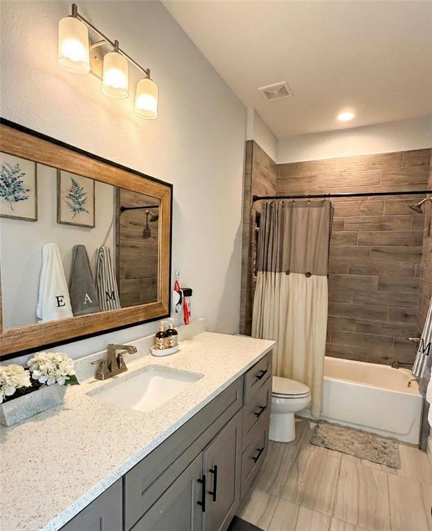 236 Caladium Avenue Lake Alfred, FL 33850 - Photo 23 of 33 a bathroom with a sink and a mirror