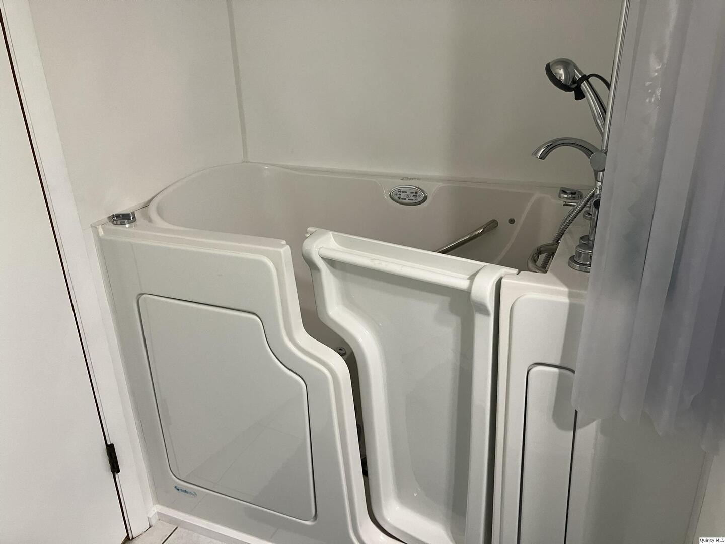 2524 Southbrook Road Quincy, IL 62305 - Photo 18 of 32 a utility room with dryer and washer