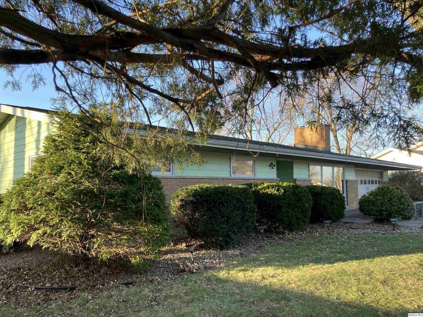 2524 Southbrook Road Quincy, IL 62305 - Photo 29 of 32 a view of a house with a yard