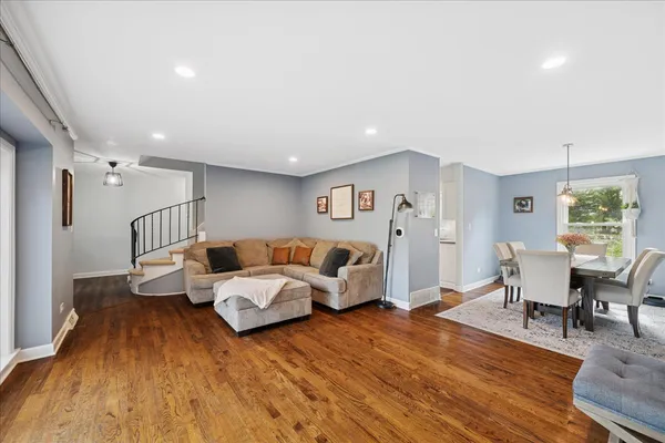 $560,000 | 481 Sussex Court, Buffalo Grove, IL 60089