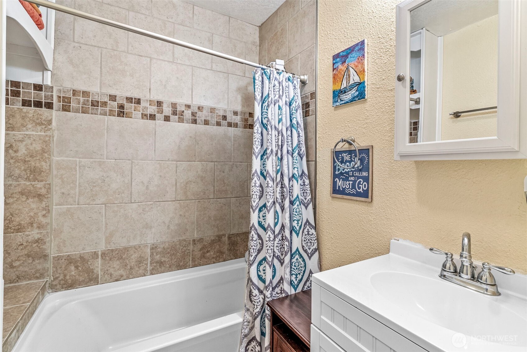 268 25th Avenue Longview, WA 98632 - Photo 12 of 15 a bathroom with a sink and a bathtub