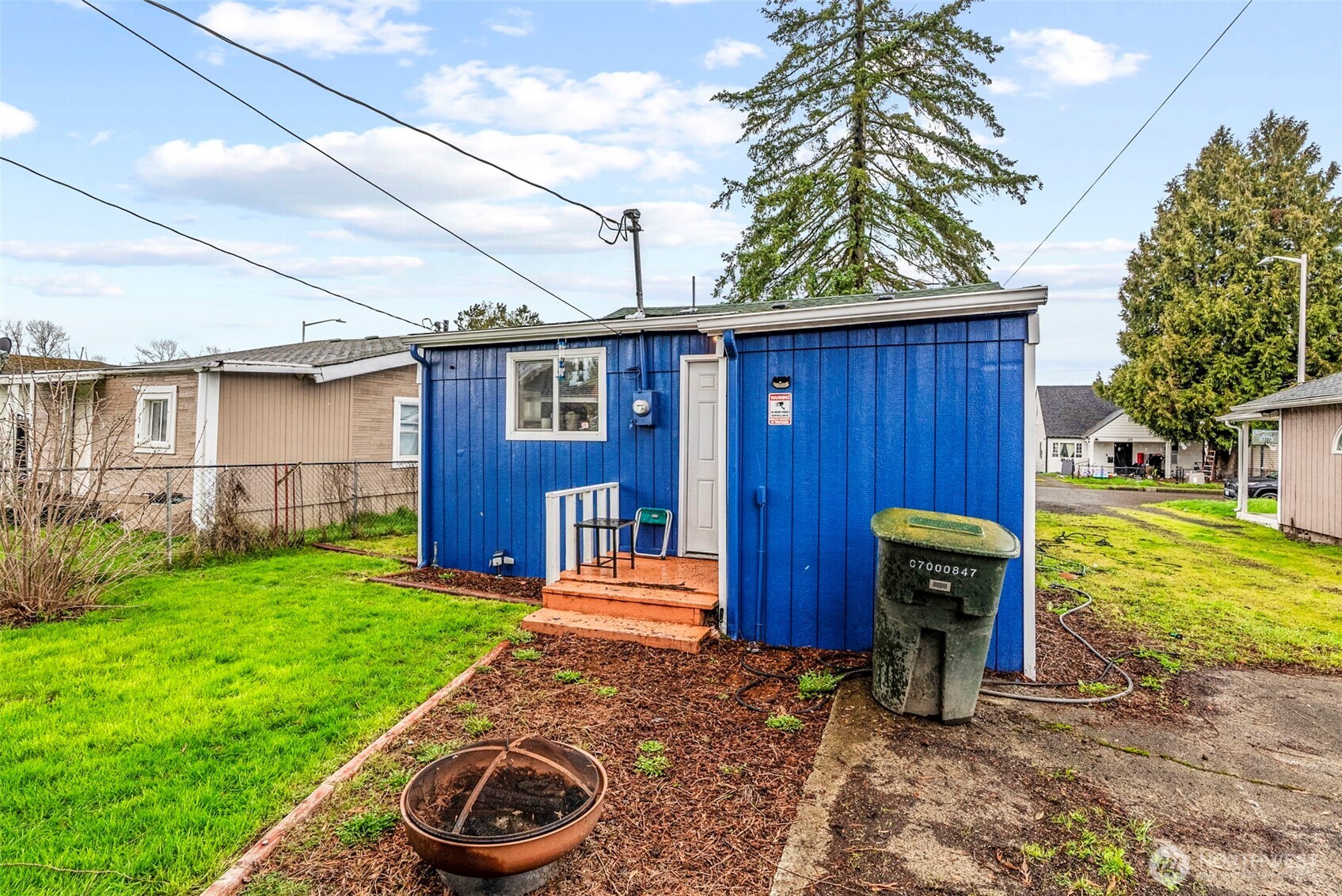 268 25th Avenue Longview, WA 98632 - Photo 13 of 15 a front view of a house with garden