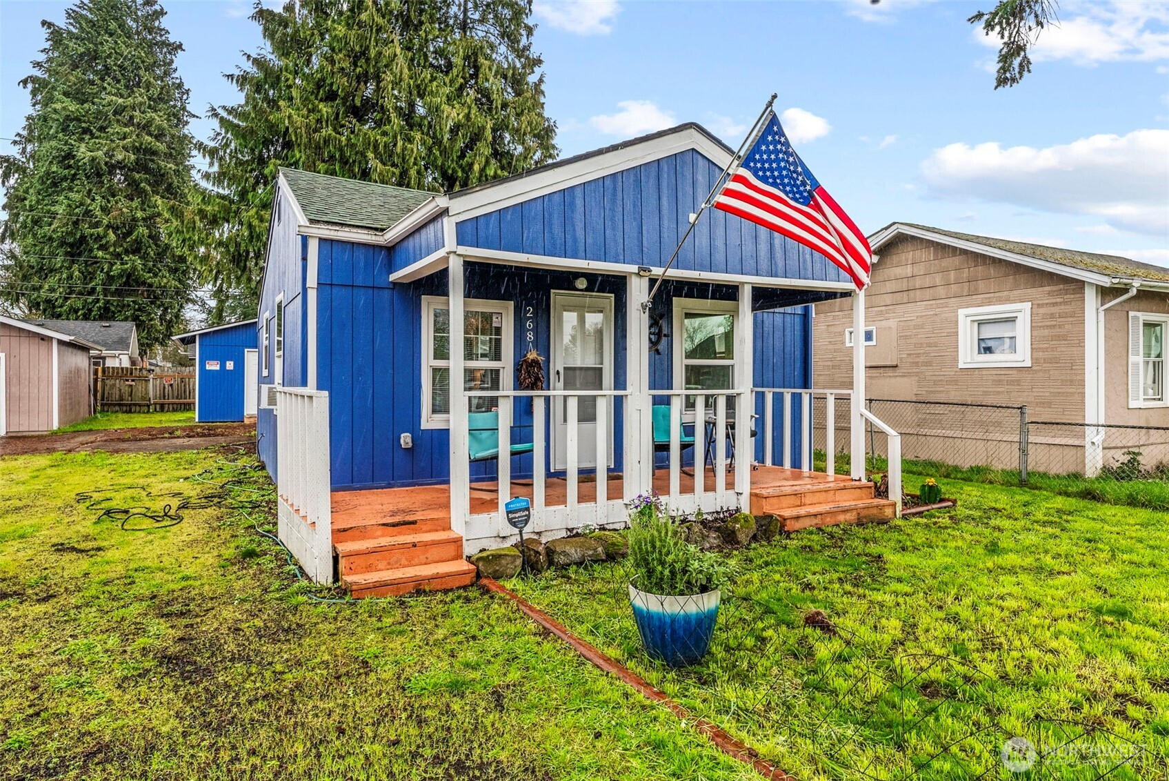 268 25th Avenue Longview, WA 98632 - Photo 2 of 15 a front view of a house with porch