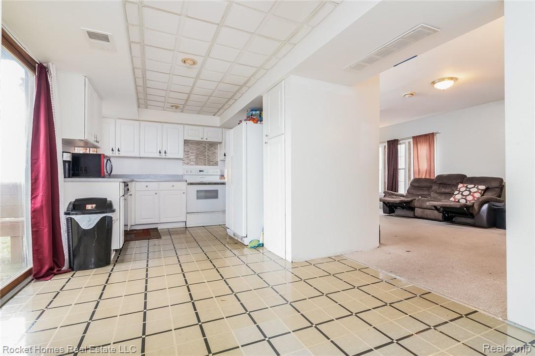18531 Common Road Roseville, MI 48066 - Photo 6 of 27 005-photo-dining-room-6632700.jpg