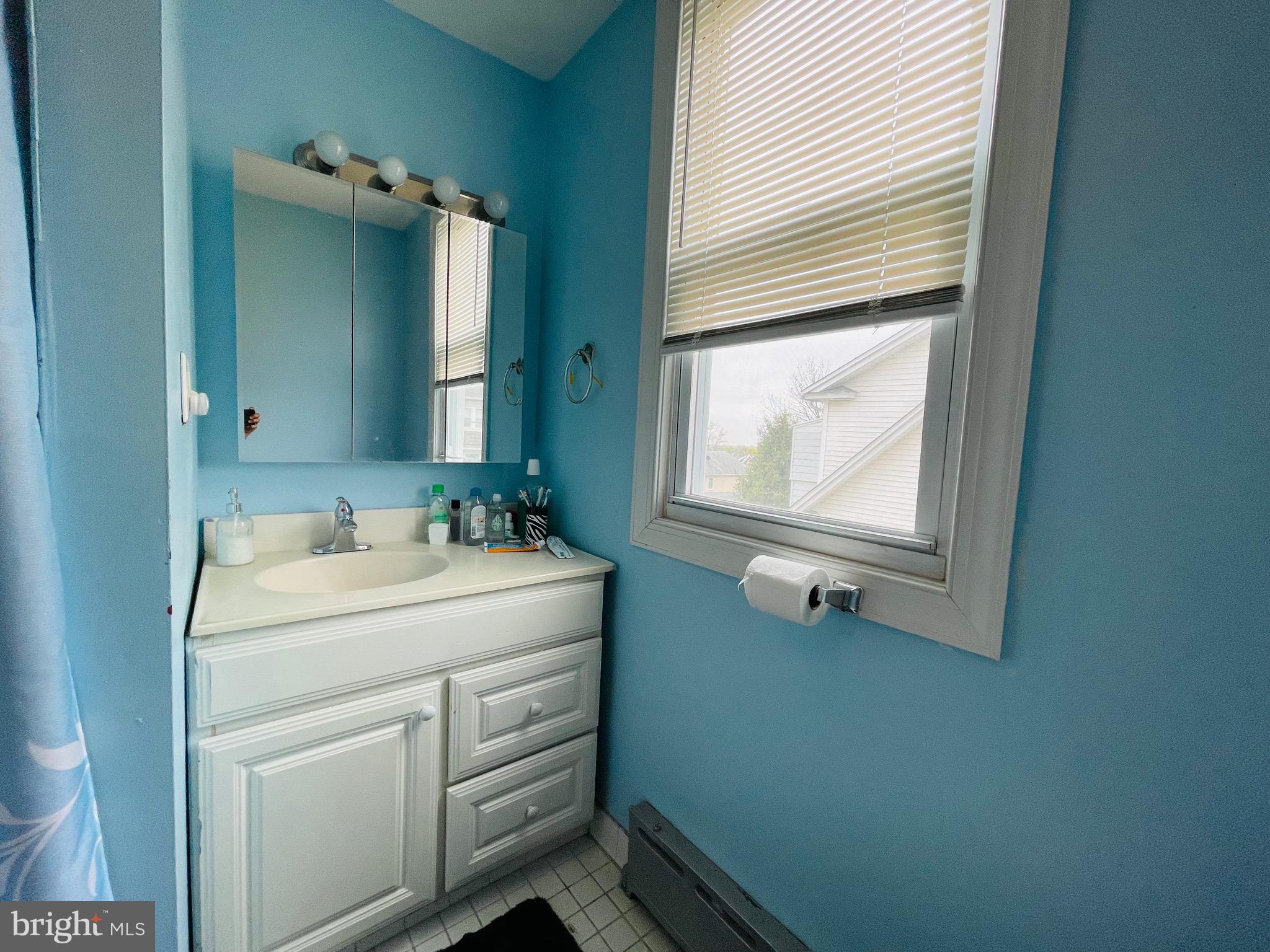 9 Englewood Road Upper Darby, PA 19082 - Photo 25 of 40 2nd floor Full bath