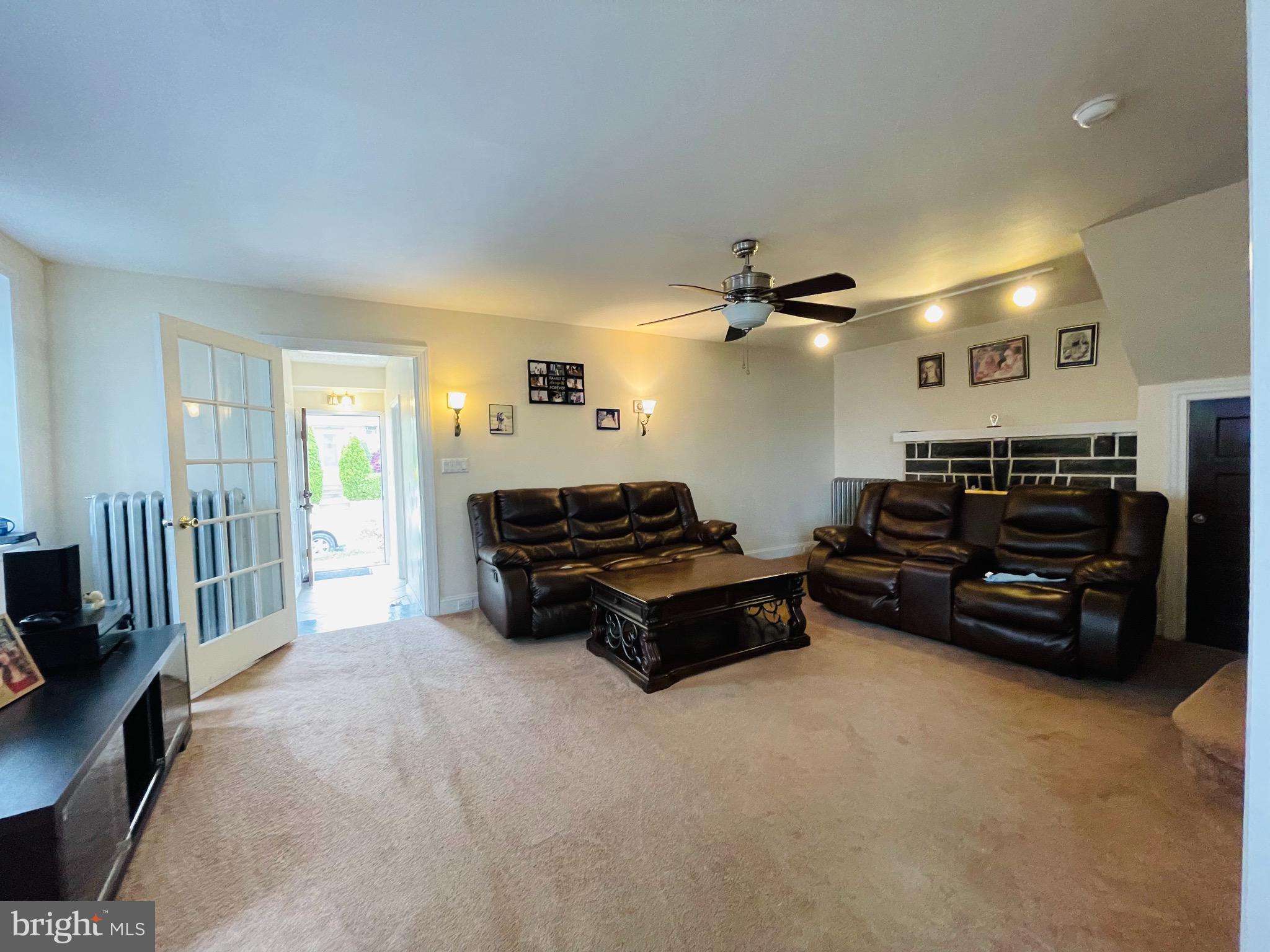 9 Englewood Road Upper Darby, PA 19082 - Photo 6 of 40 Living/Family Room