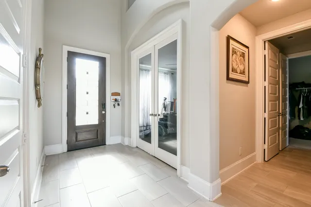 a view of an entryway with a livingroom