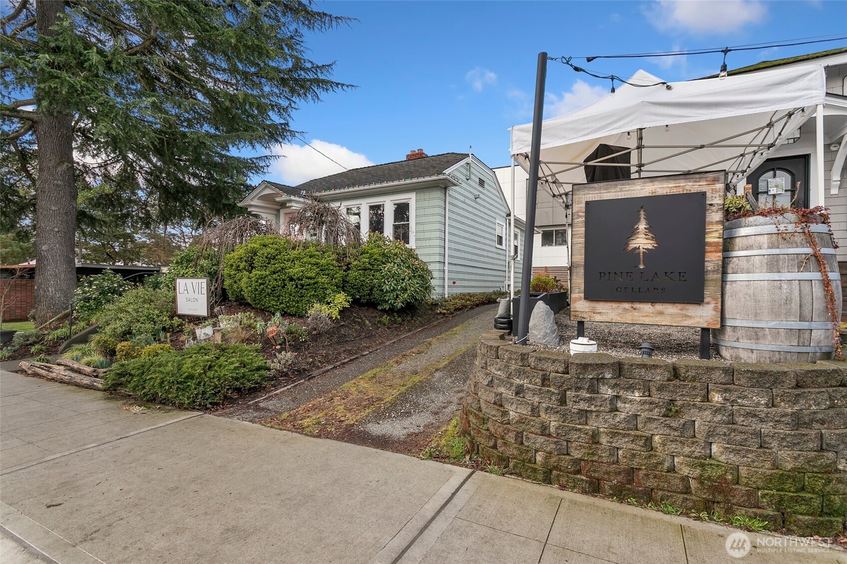 5430 California Avenue Southwest, Unit 3A Seattle, WA 98136 - Photo 28 of 32 a front view of a house with garden