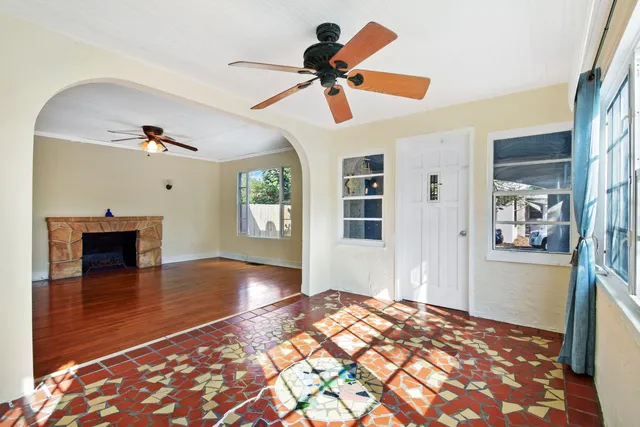 a view of an entryway and livingroom in right side