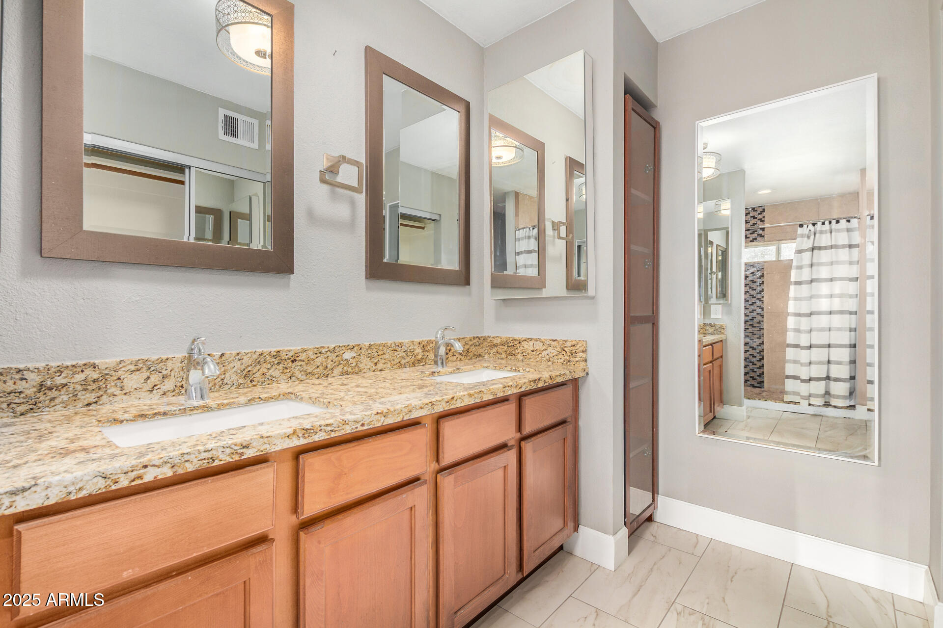 10449 North 9th Street Phoenix, AZ 85020 - Photo 21 of 40 Primary Bathroom