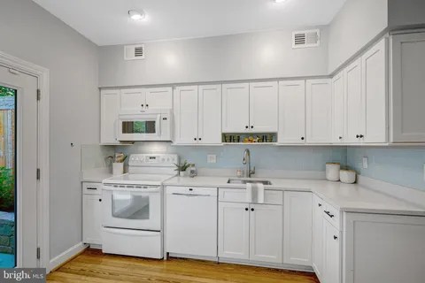 $925,000 | 707 10th Street Southeast, Washington, DC 20003