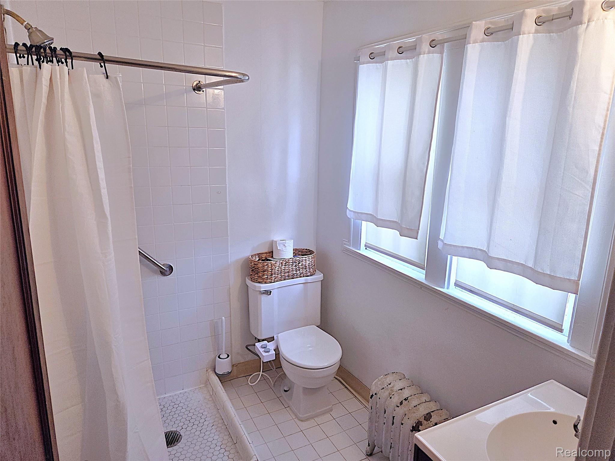 205 East Iroquois Road Pontiac, MI 48341 - Photo 17 of 25 Master Bath.jpg