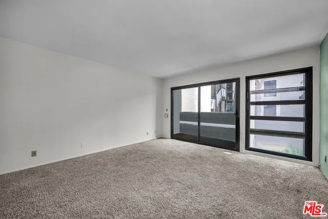 a view of empty room with a ceiling fan