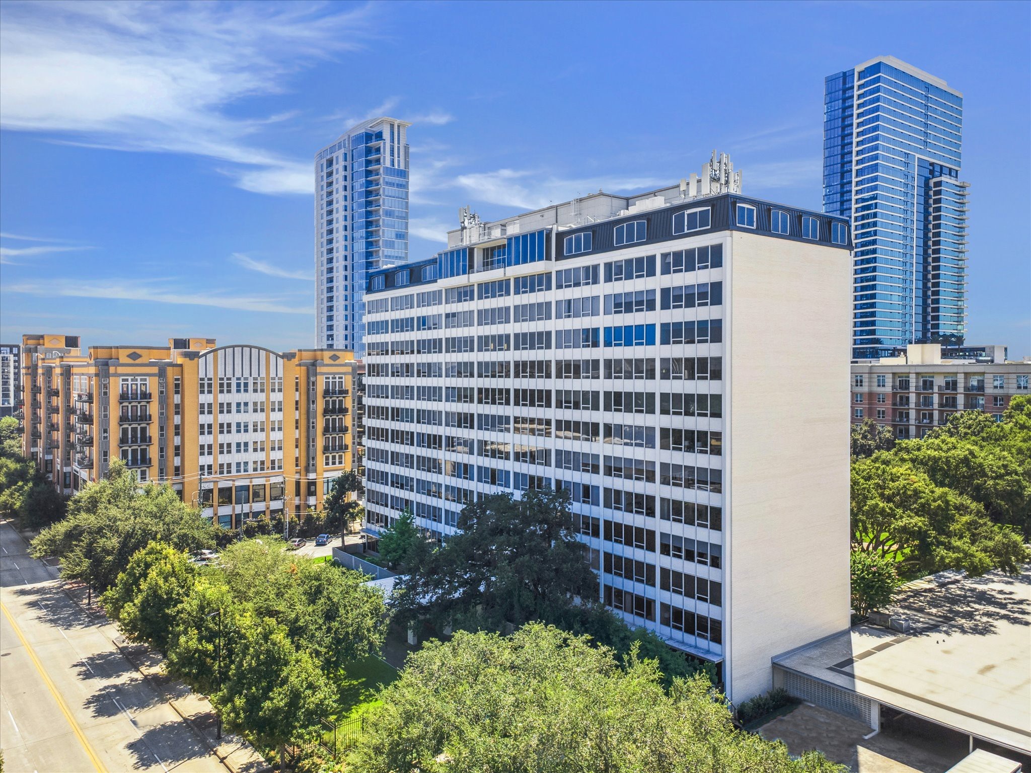 2701 Westheimer Road, Unit 8B Houston, TX 77098 - Photo 22 of 28 a front view of a building with a garden