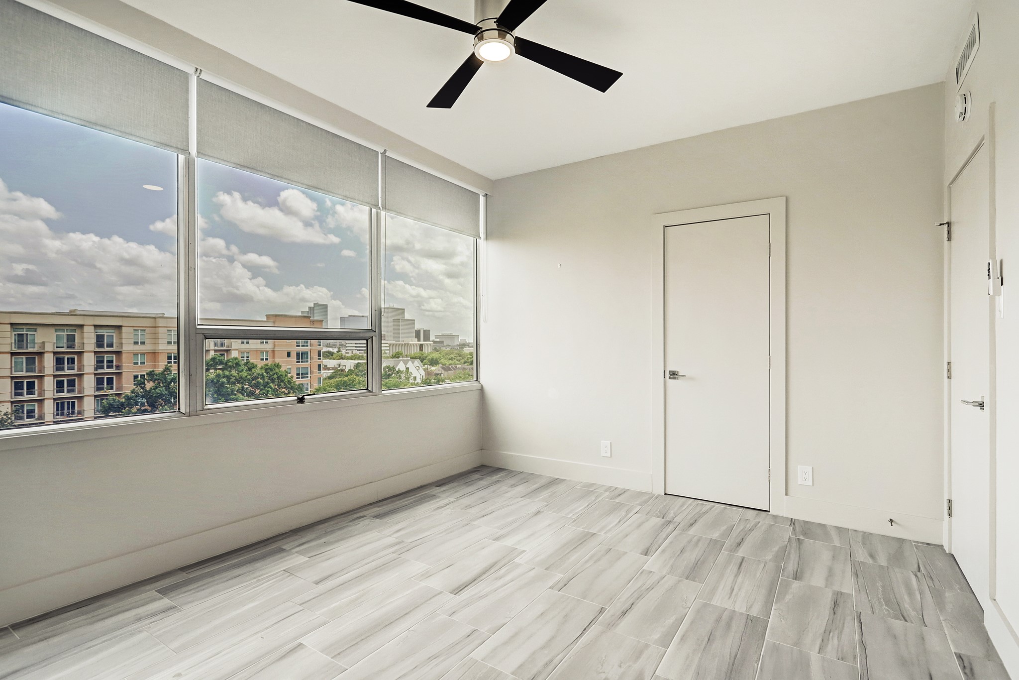 2701 Westheimer Road, Unit 8B Houston, TX 77098 - Photo 8 of 28 a view of an empty room with a window