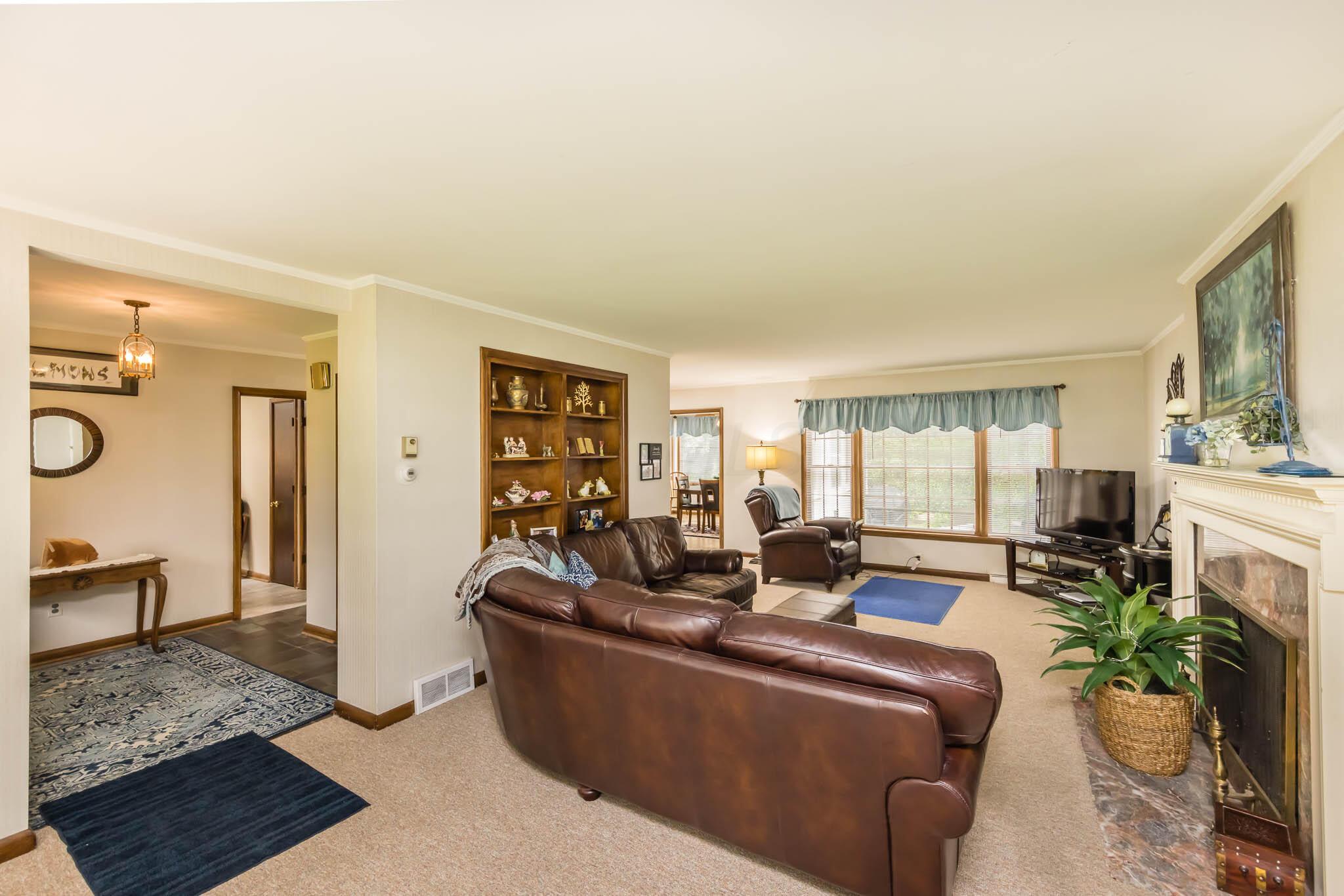 2840 Charing Road Upper Arlington, OH 43221 - Photo 16 of 39 Living Area