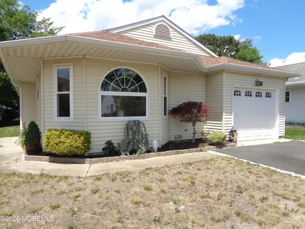 $389,000 | 30 Oakengates Drive, Toms River, NJ 08757