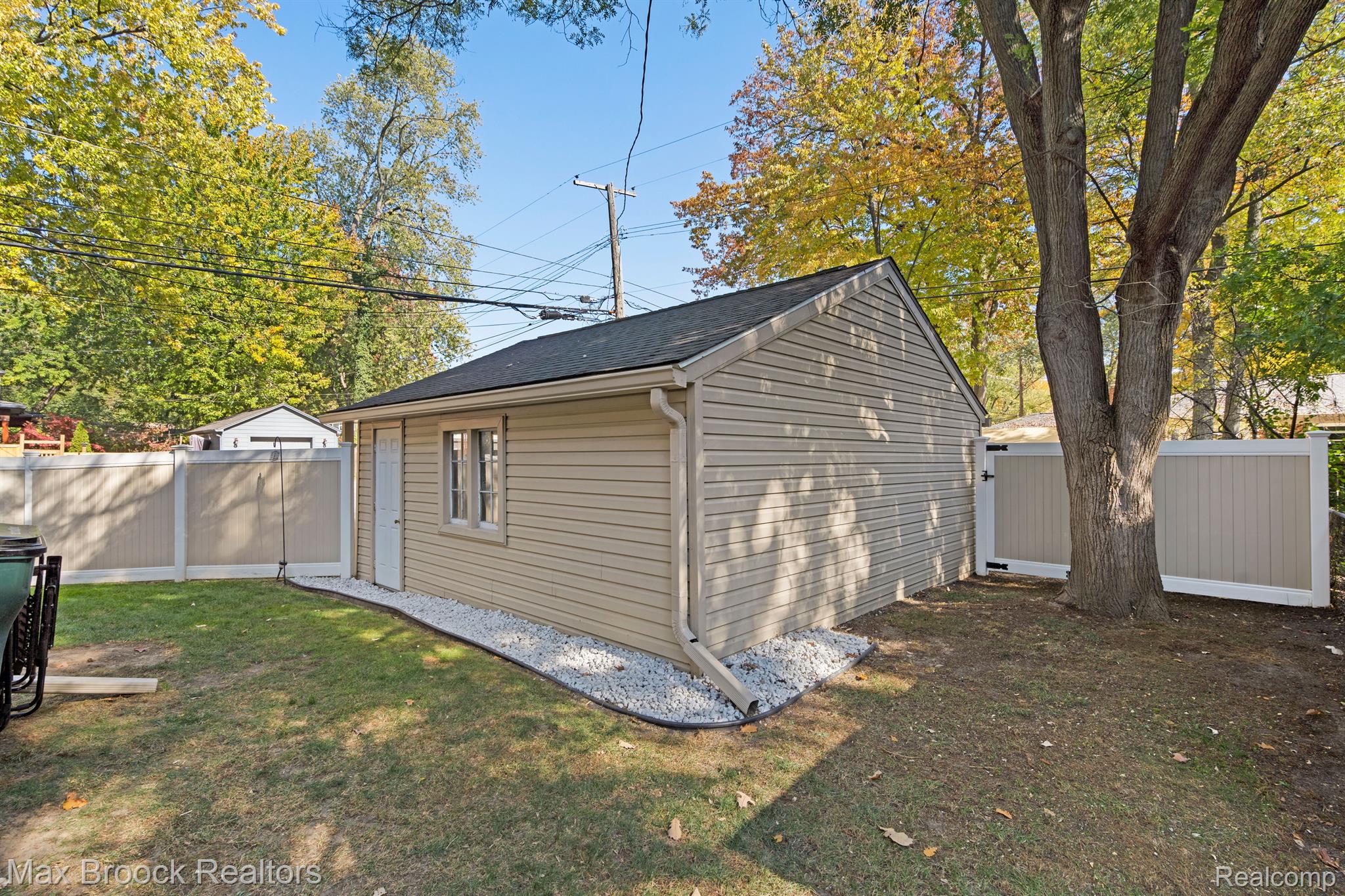 3696 Cumberland Road Berkley, MI 48072 - Photo 18 of 23 2 car garage and backyard space