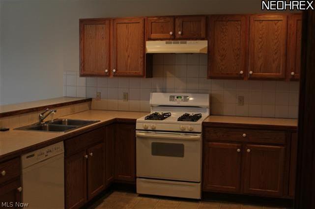 Another view of the kitchen.