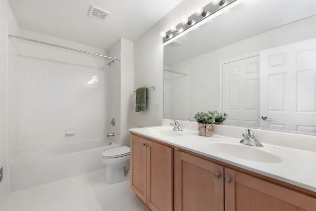 $550,000 | 146 Paxton Road, Unit 4, Bloomingdale, IL 60108