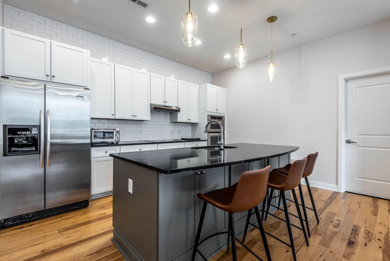 300 West Spring Street, Unit 501 Columbus, OH 43215 - Photo 3 of 19 Kitchen with Island/Eat-iin