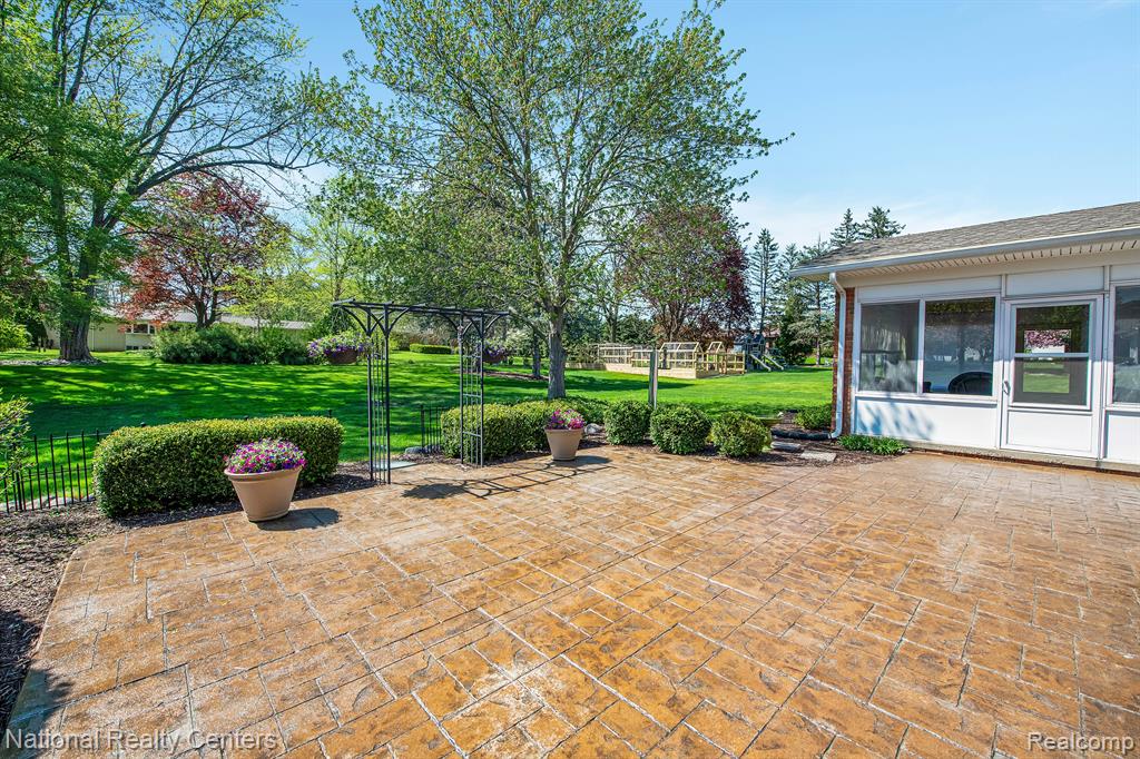 855 Bridgestone Drive Rochester Hills, MI 48309 - Photo 10 of 41