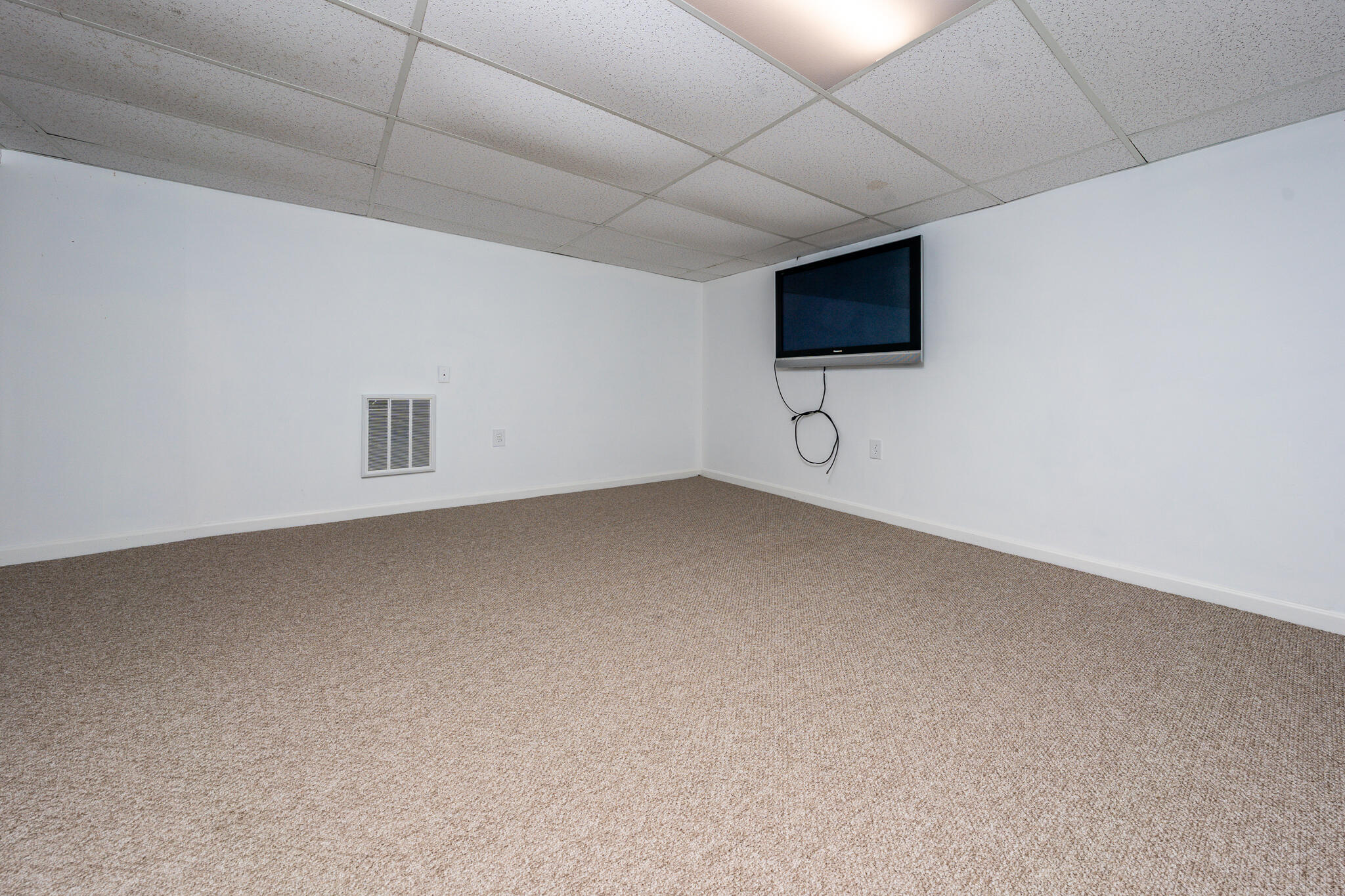 195 Falmouth Road, Unit 9F Mashpee, MA 02649 - Photo 21 of 35 a view of an empty room with windows