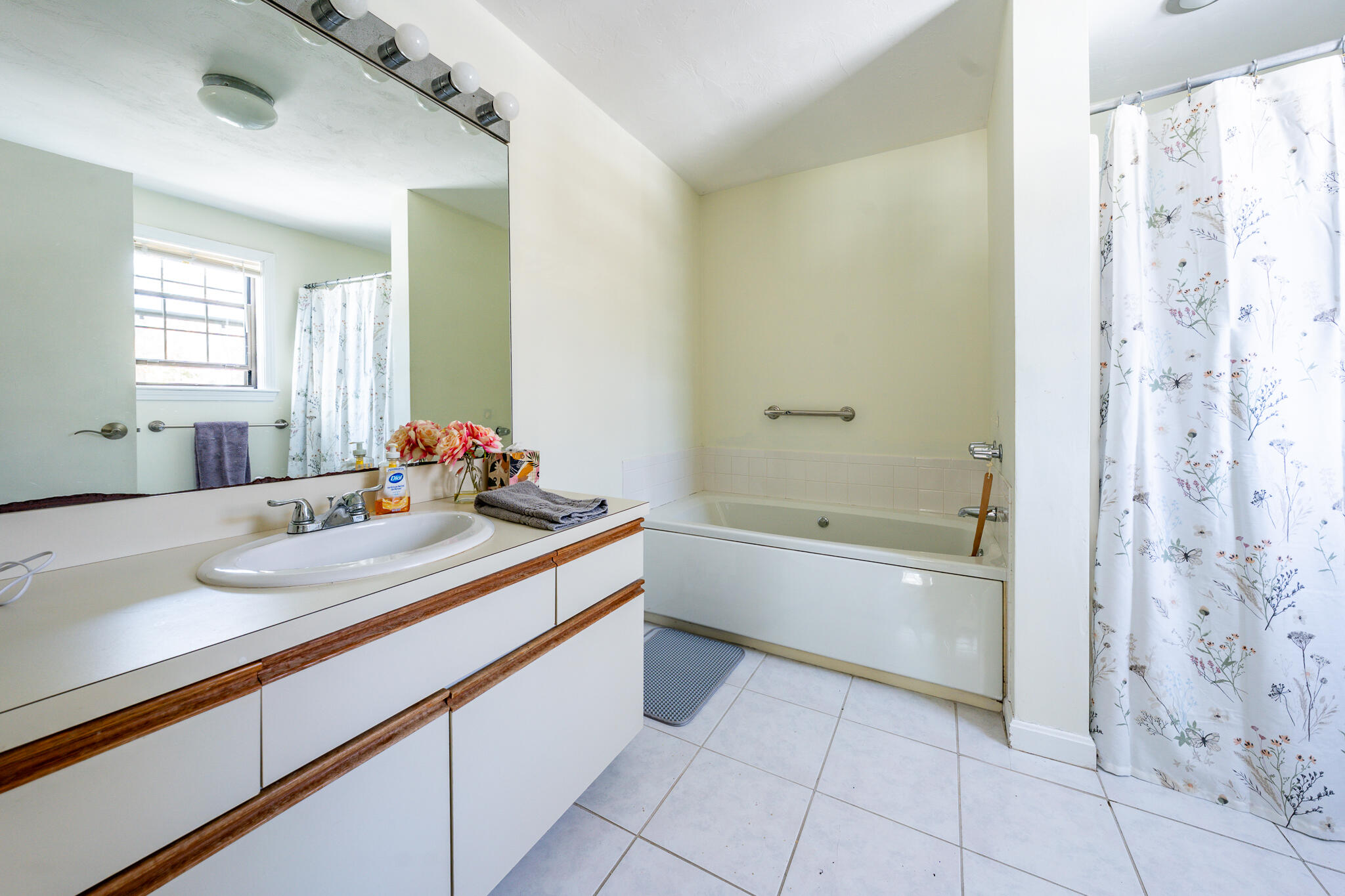 195 Falmouth Road, Unit 9F Mashpee, MA 02649 - Photo 26 of 35 a bathroom with a bathtub sink and mirror