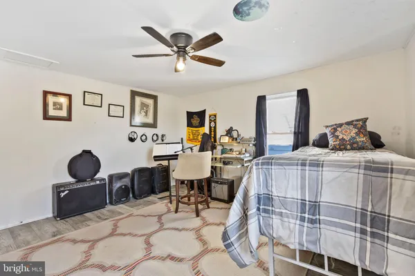 a view of a livingroom with furniture and a ceiling fan