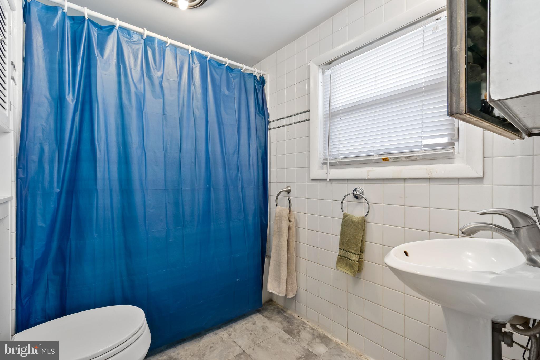 111 Thompson Street Burlington, NJ 08016 - Photo 19 of 25 a bathroom with a sink a toilet and tub