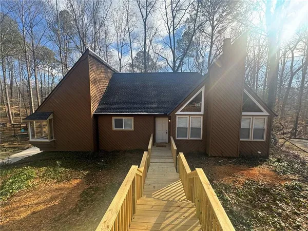 a view of a house with a yard