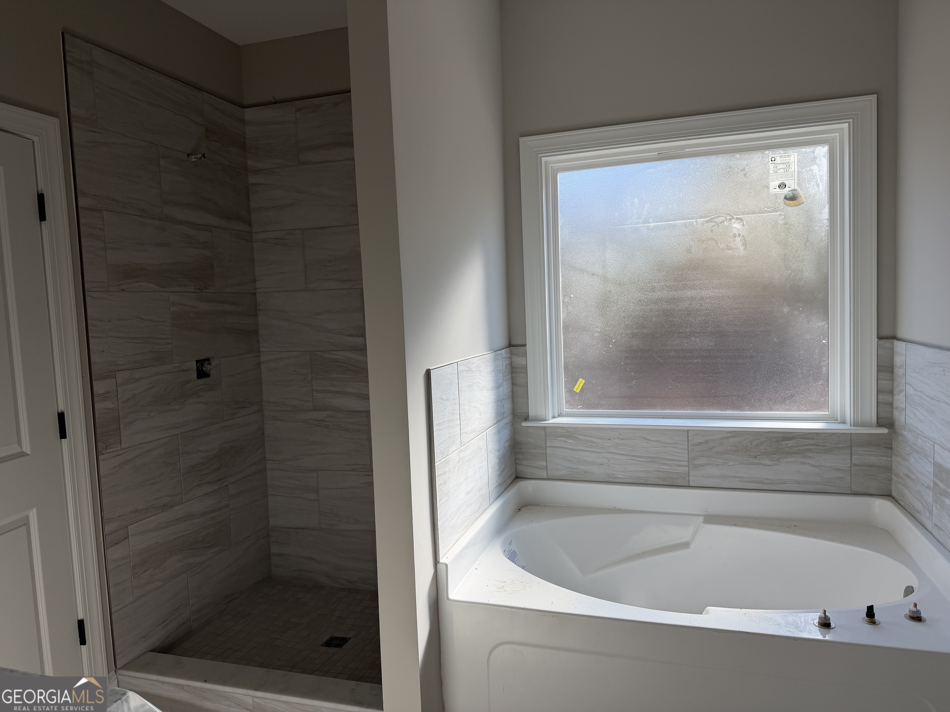 0 Flanders Court Dublin, GA 31021 - Photo 10 of 17 a bathroom with a bathtub and shower