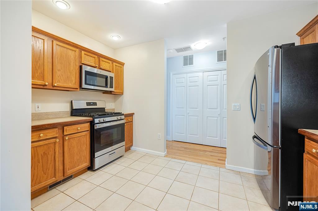 337 The Promenade, Unit 337 Edgewater, NJ 07020 - Photo 13 of 28