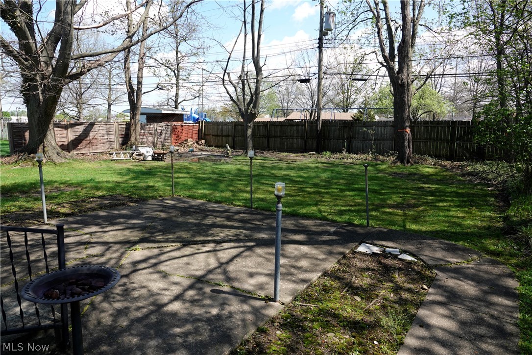 1661 Chelmsford Road Cleveland, OH 44124 - Photo 5 of 27