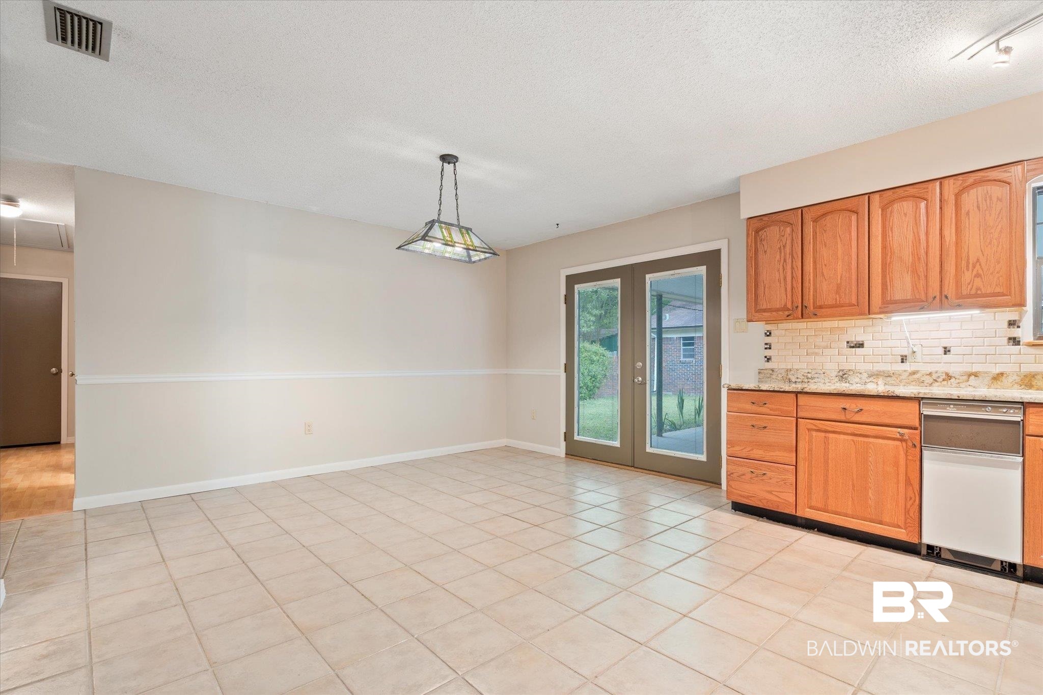 2316 Riverside Drive Mobile, AL 36605 - Photo 17 of 34 Dining area- patio entran