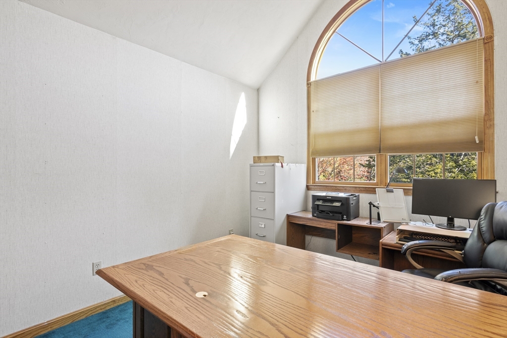 562 South Street Shrewsbury, MA 01545 - Photo 23 of 40 a workspace with furniture