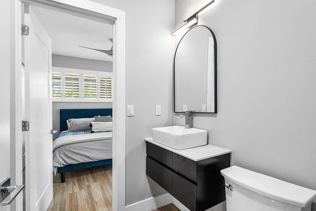 a en suite bathroom with a toilet sink and mirror