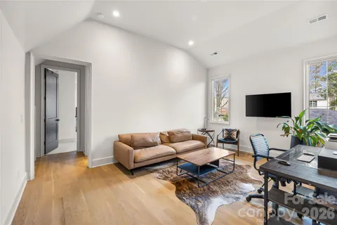 a view of a yard with plants