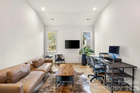 a view of a house with backyard