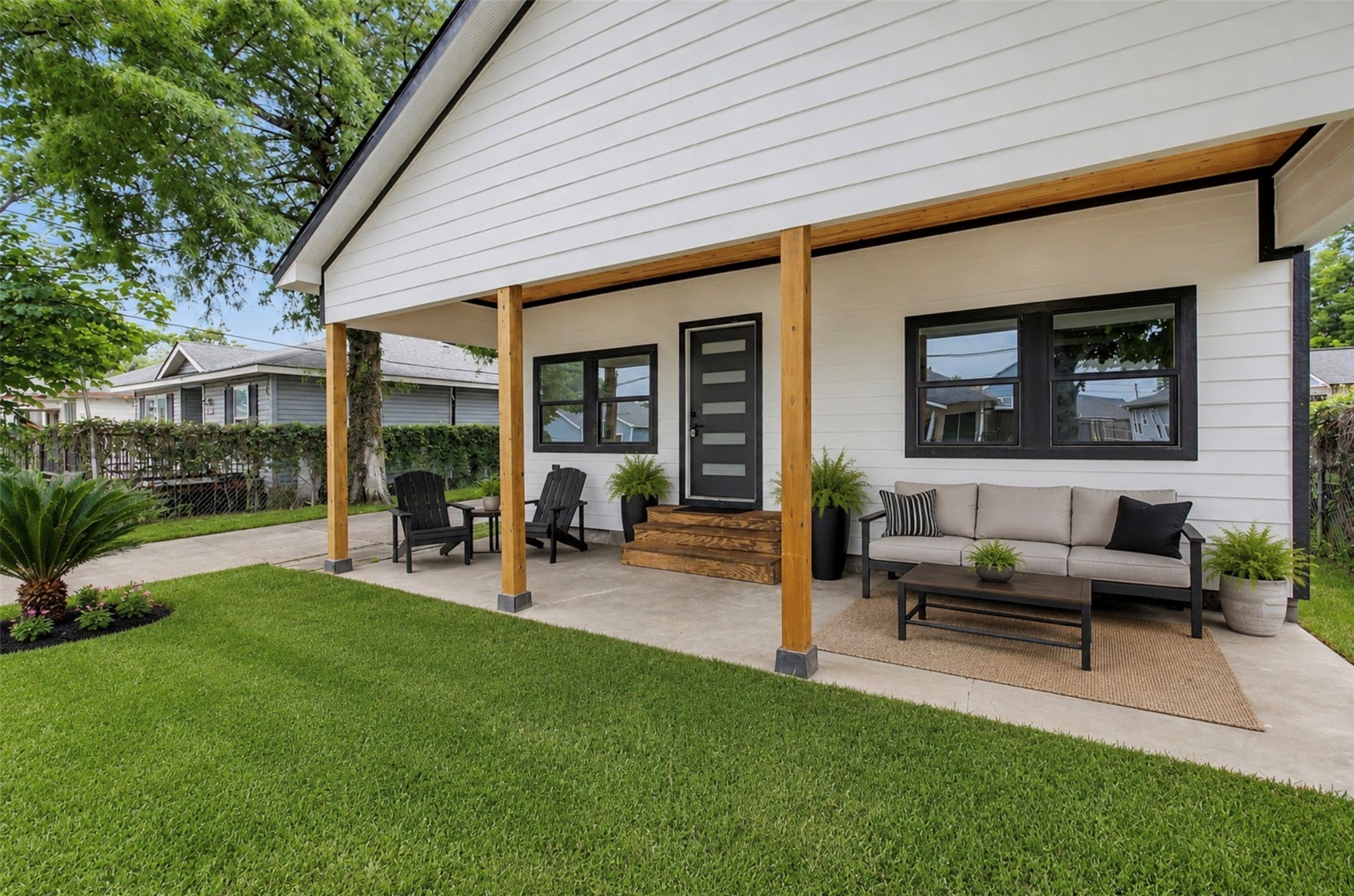 2338 Lidstone Street Houston, TX 77023 - Photo 6 of 17 (Photoshop) virtually staged Front view of the home