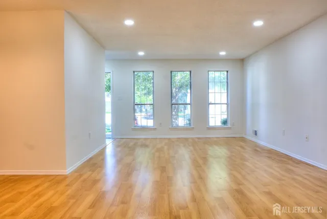 $399,000 | 8 Amethyst Way, Franklin Park, NJ 08823