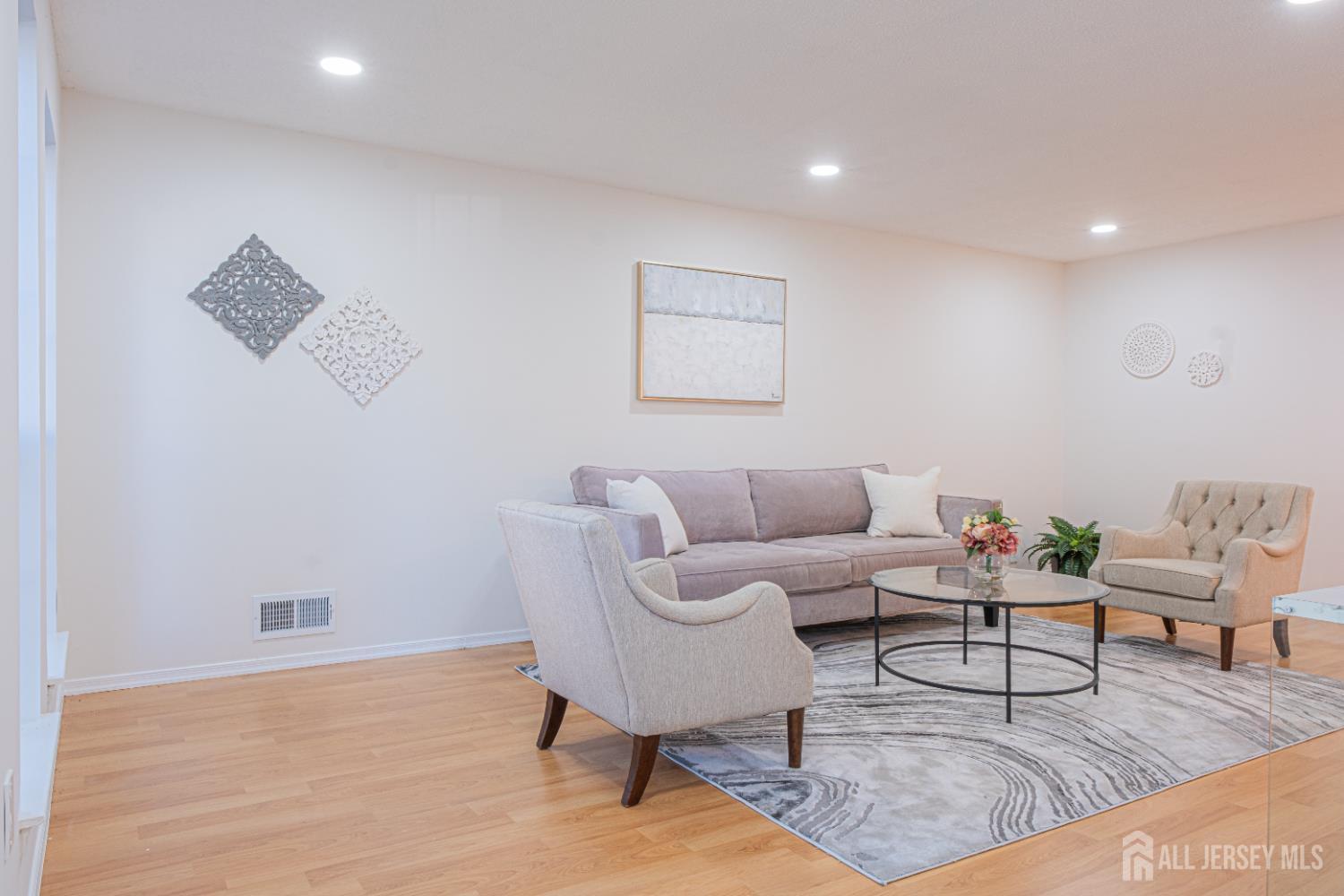 8 Amethyst Way Franklin Park, NJ 08823 - Photo 2 of 31