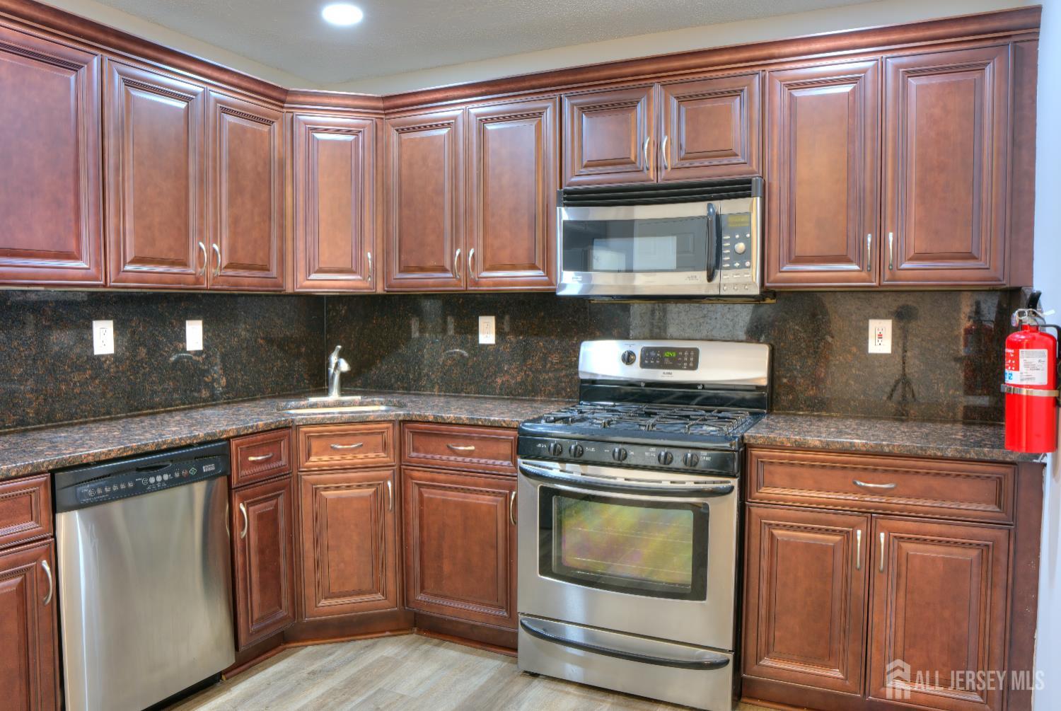 8 Amethyst Way Franklin Park, NJ 08823 - Photo 6 of 31