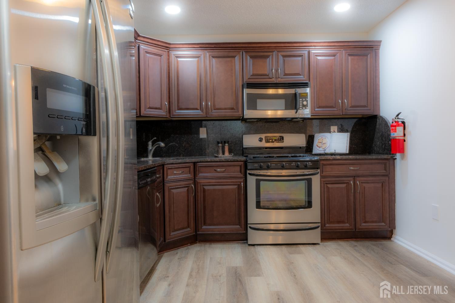 8 Amethyst Way Franklin Park, NJ 08823 - Photo 7 of 31