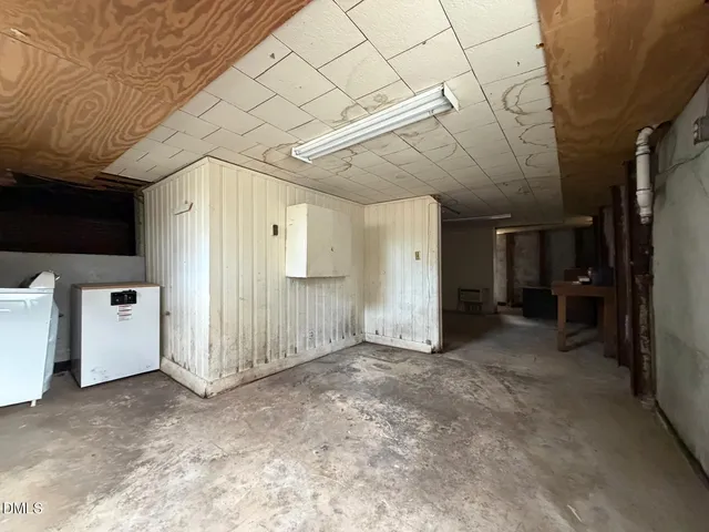 a view of a livingroom with an empty space