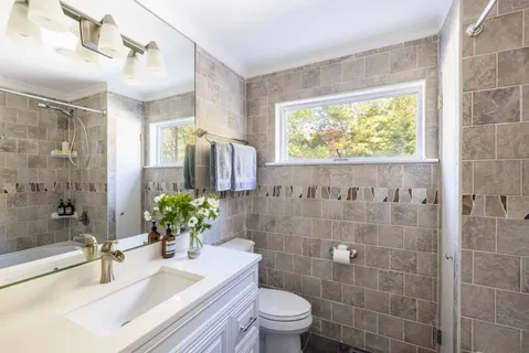 $1,995,000 | 11 North Quarter Road, Westhampton, NY 11977