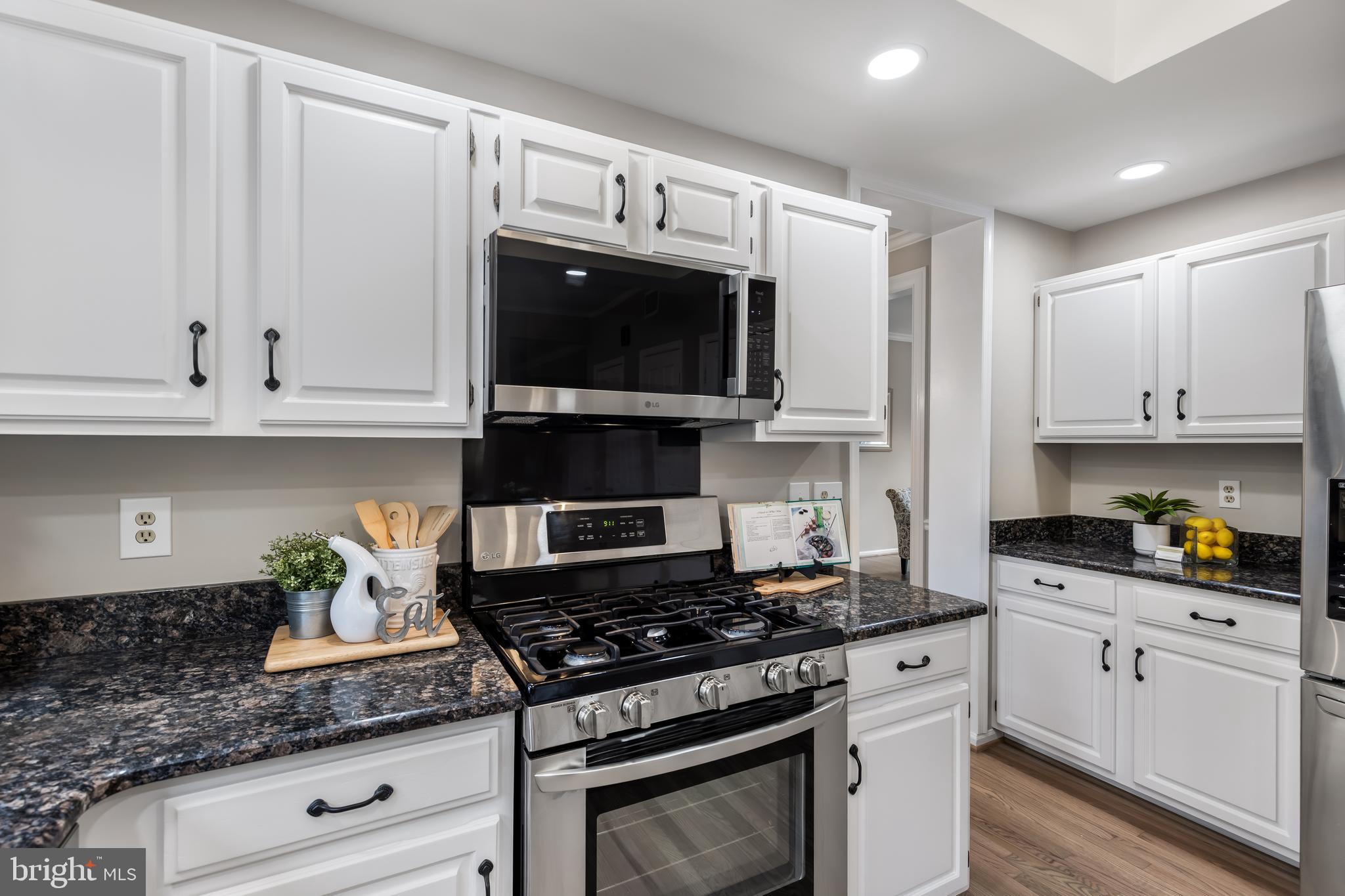 2796 Maple Ridge Drive Woodbridge, VA 22192 - Photo 28 of 90 Kitchen Features Gas Stove