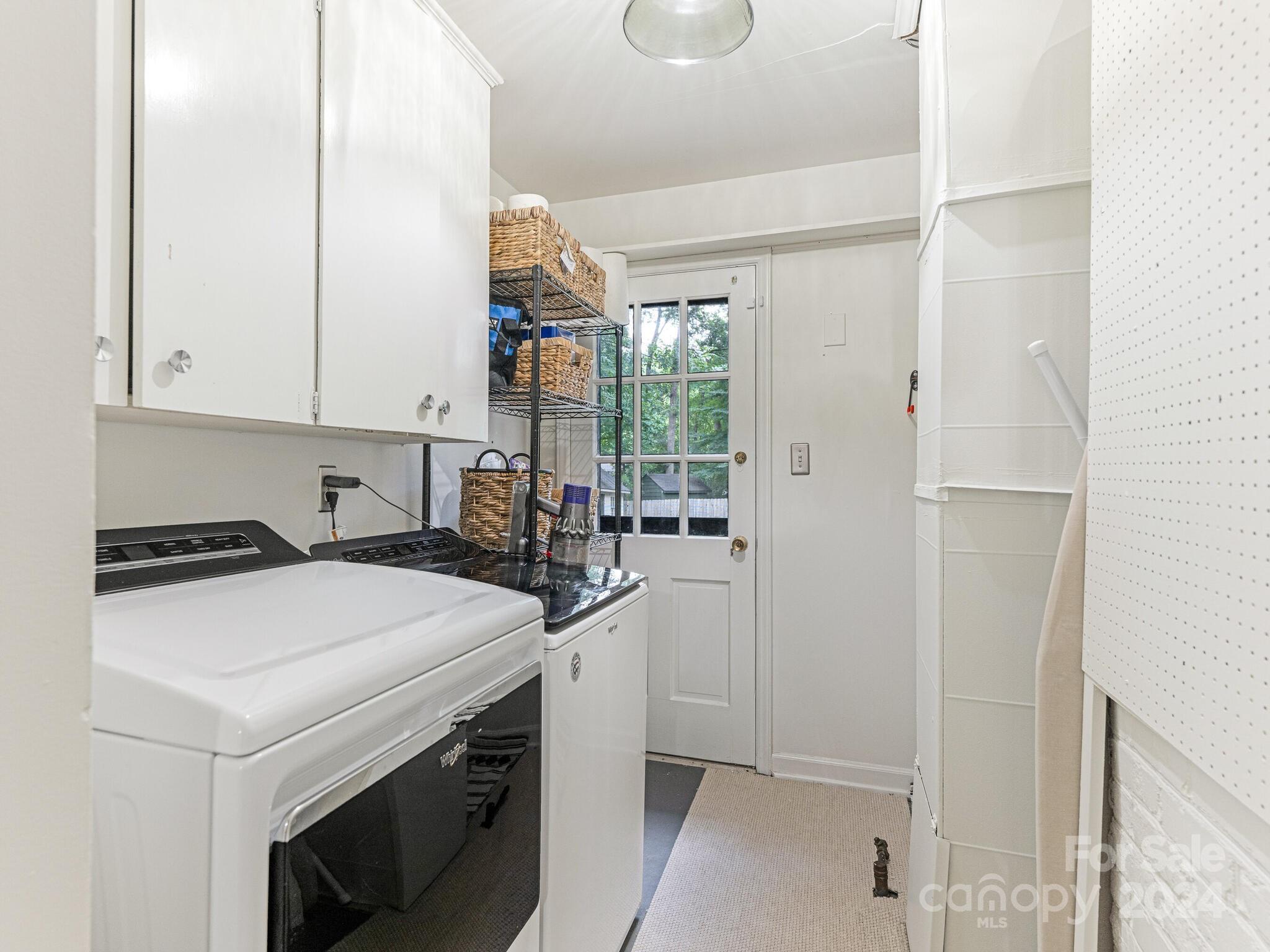 3912 Lovett Circle Charlotte, NC 28210 - Photo 21 of 25 a kitchen with a sink stove and refrigerator