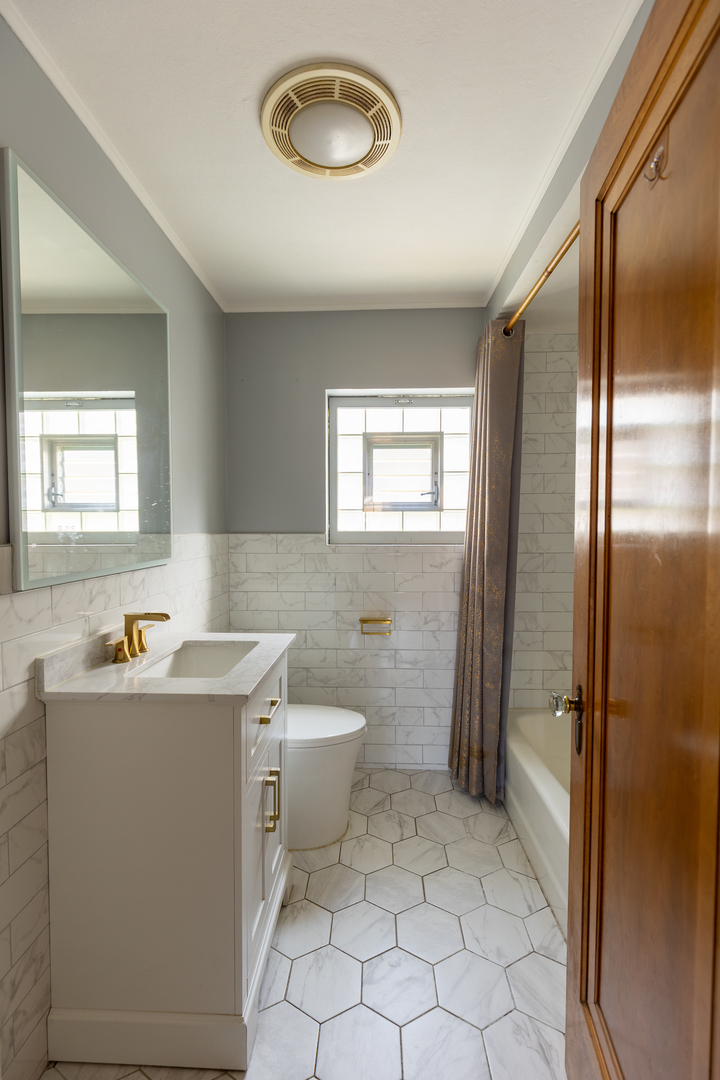 2246 Clinton Avenue Berwyn, IL 60402 - Photo 11 of 28