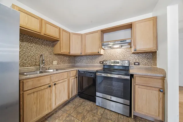 $142,000 | 1100 Holbrook Road, Unit D, Homewood, IL 60430